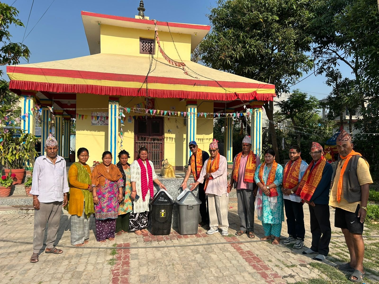 पिण्डेश्वर माहादेवको मन्दिरमा डस्टविन वितरण गरिदै ।