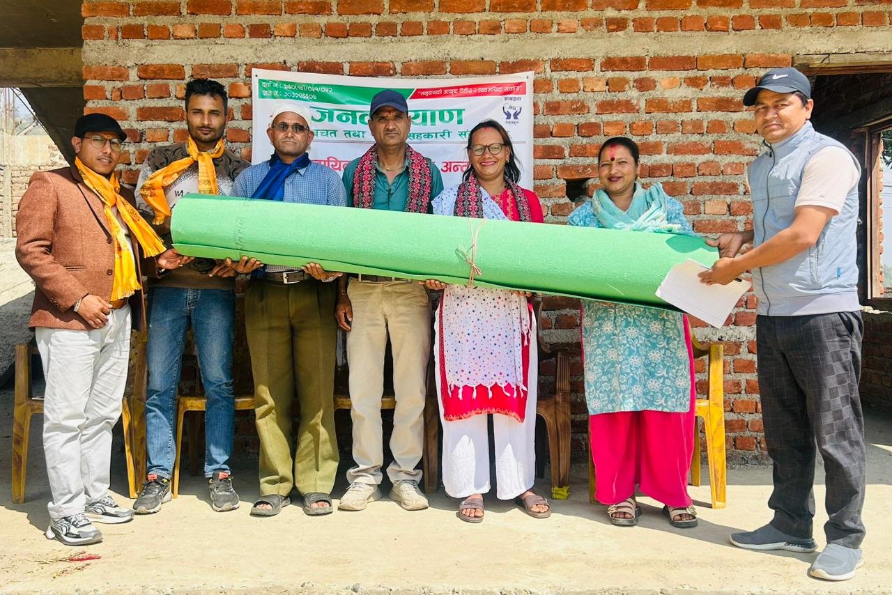 सरकारी विद्यालयालइ आवश्यक सामाग्री हस्तान्तरण गरिदै ।